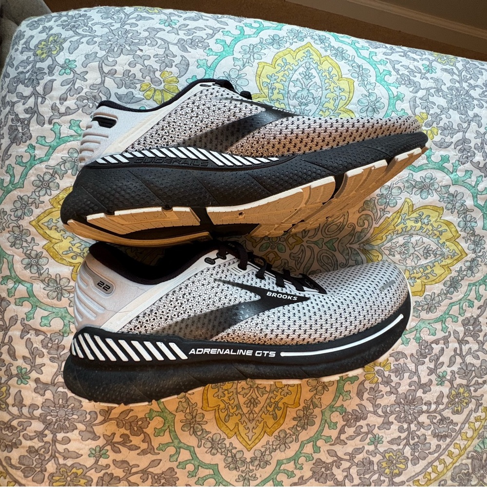 Brooks Black and Gray Athletic Shoes Modern Design